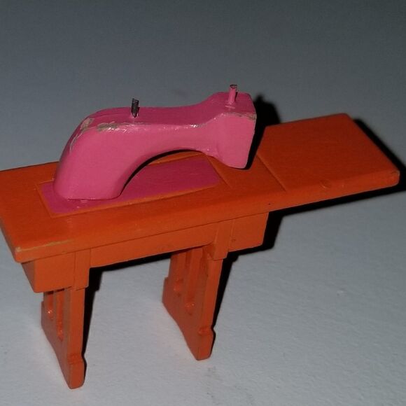 vintage miniature sewing machine made of wood - Picture 4 of 5
